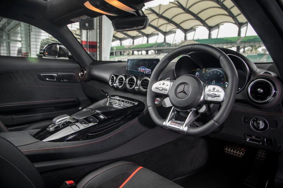 Интерьер Mercedes-AMG GT C (C190) 2019 года  (MY) (фото 13 из 16)